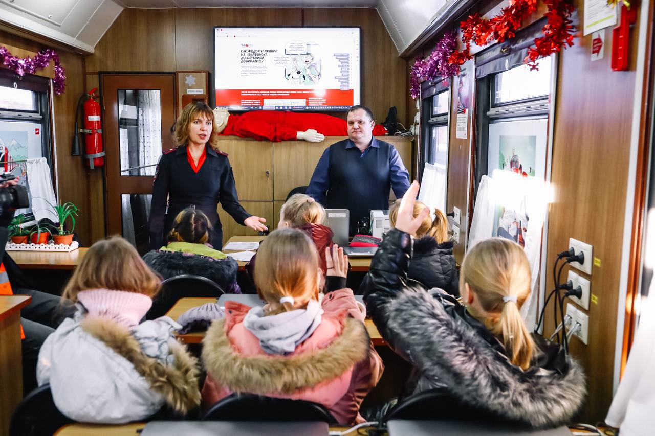 «Поезд знаний» на станциях Мисяш и Чебаркуль посетили 156 школьников