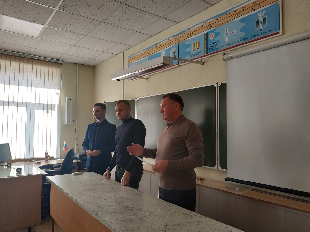 Виталий Паутов рассказывает учителям о проделанной в 2021 году работе