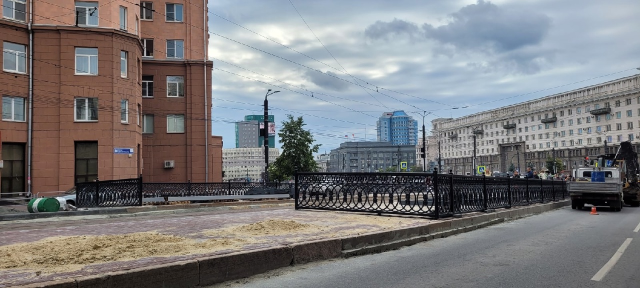 Новый «перрон» на площади Революции перекрыли чугунным забором