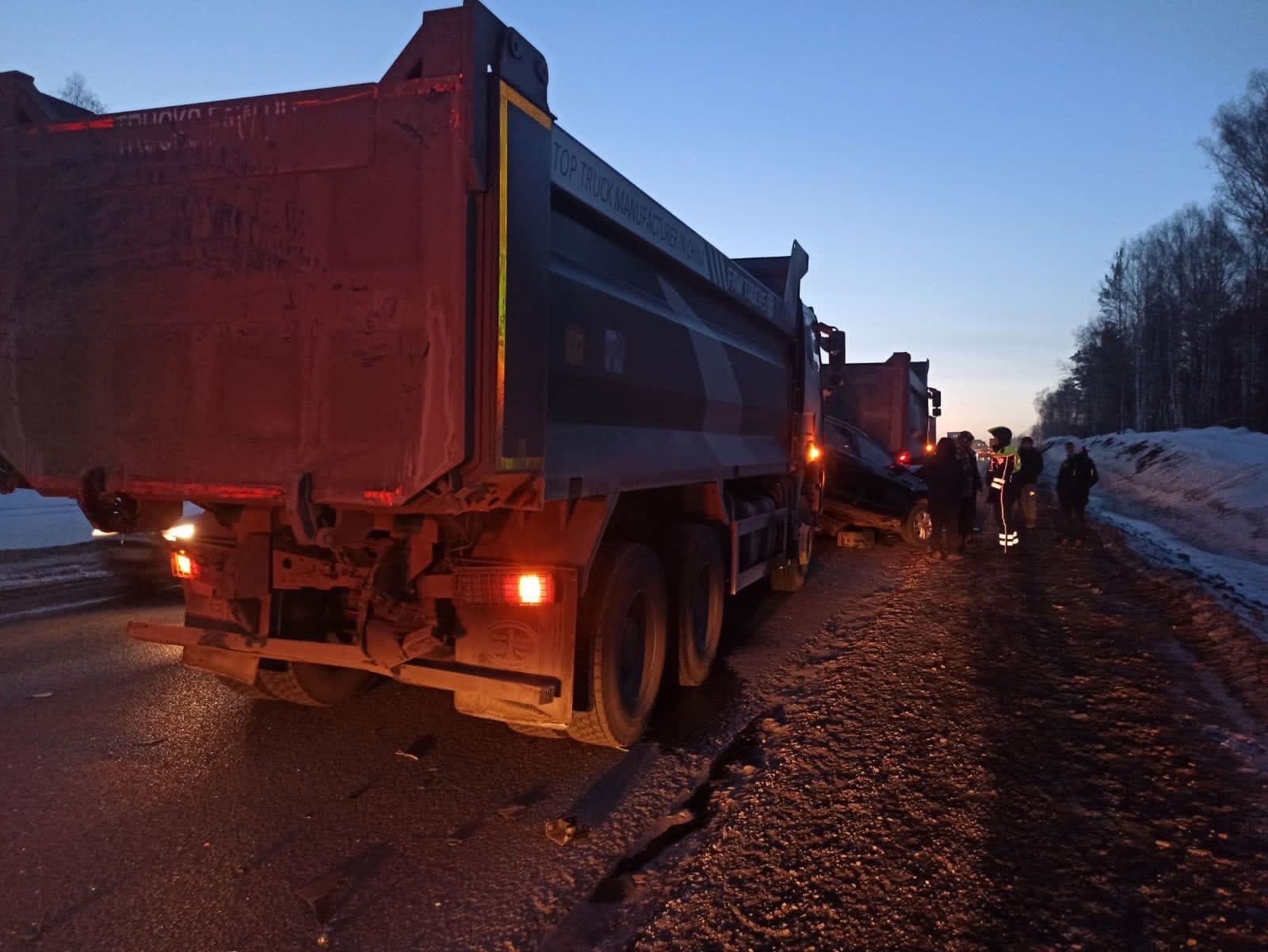 На трассе М-5 в Челябинской области произошло ДТП с тремя грузовиками и легковушкой