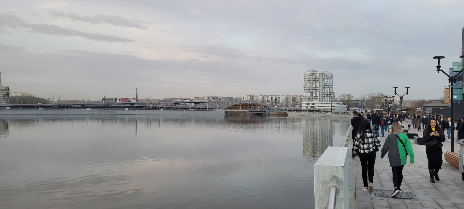 А пока, люди гуляющие по новой набережной, любуются видом на «замороженные ребра Дубровского»