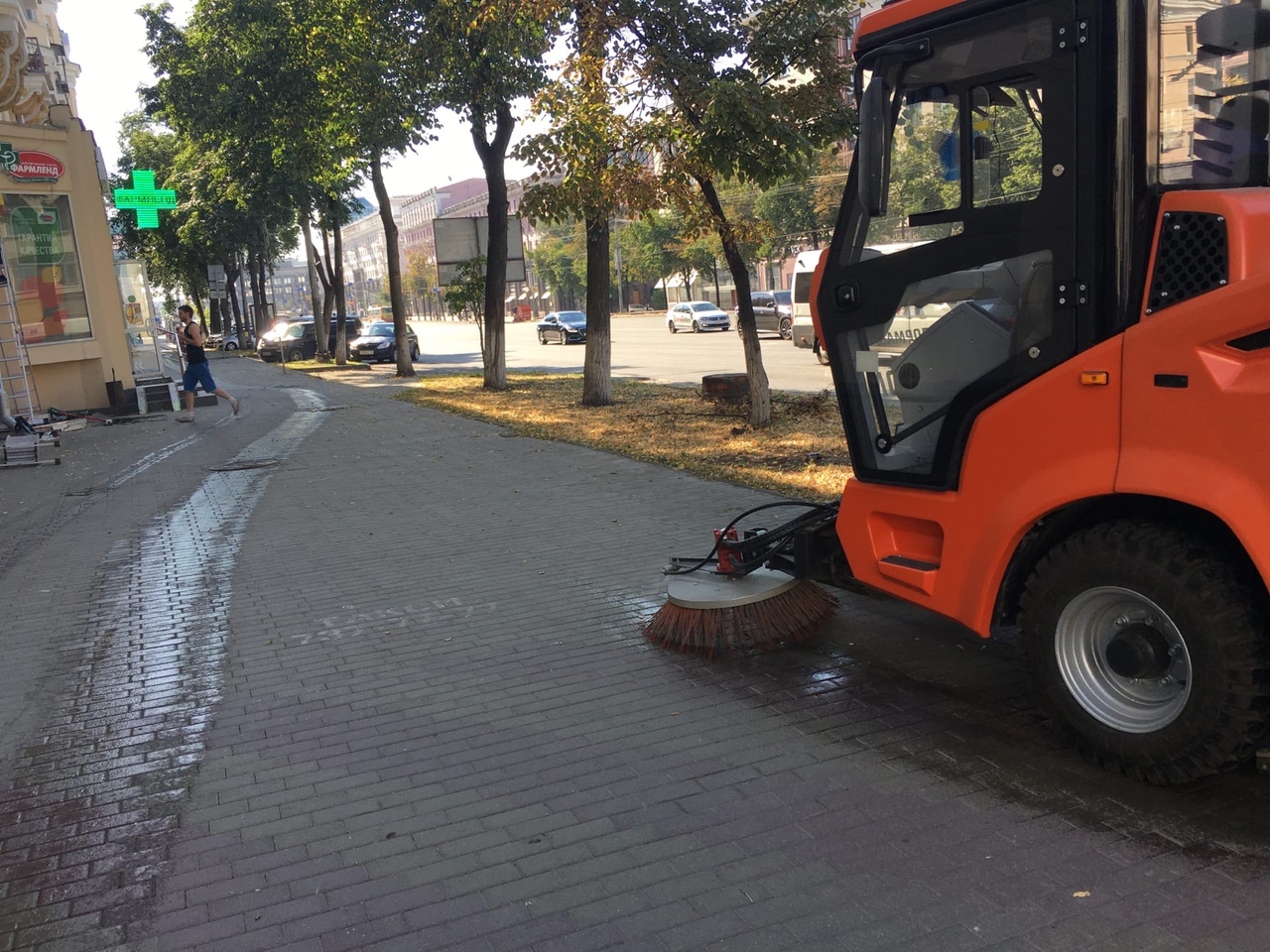 Миллионный Челябинск будут убирать 10 пылесосов и 19 поливомоечных машин