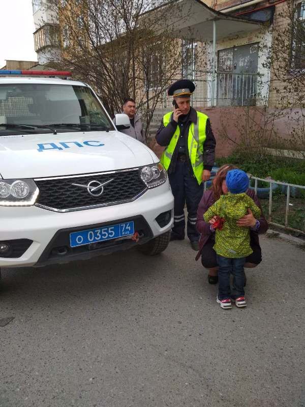 Мальчика отблагодарили. Экипаж полиции. Четверо полицейских. Полицейский помогает ребенку. Полиция сажают детей в машину.