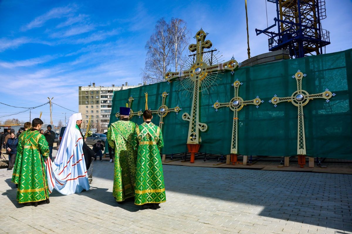 В Челябинске освятили кресты всех пяти куполов строящегося Христорождественского собора
