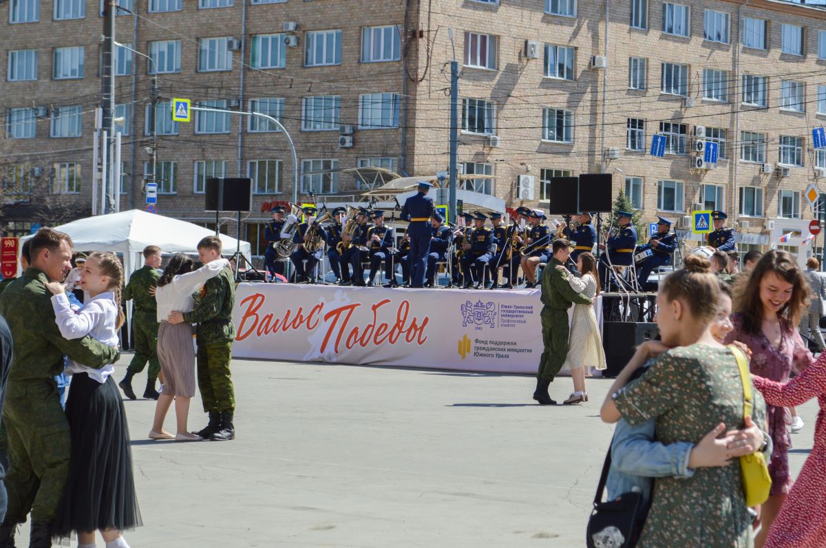В Челябинске студенты станцевали 