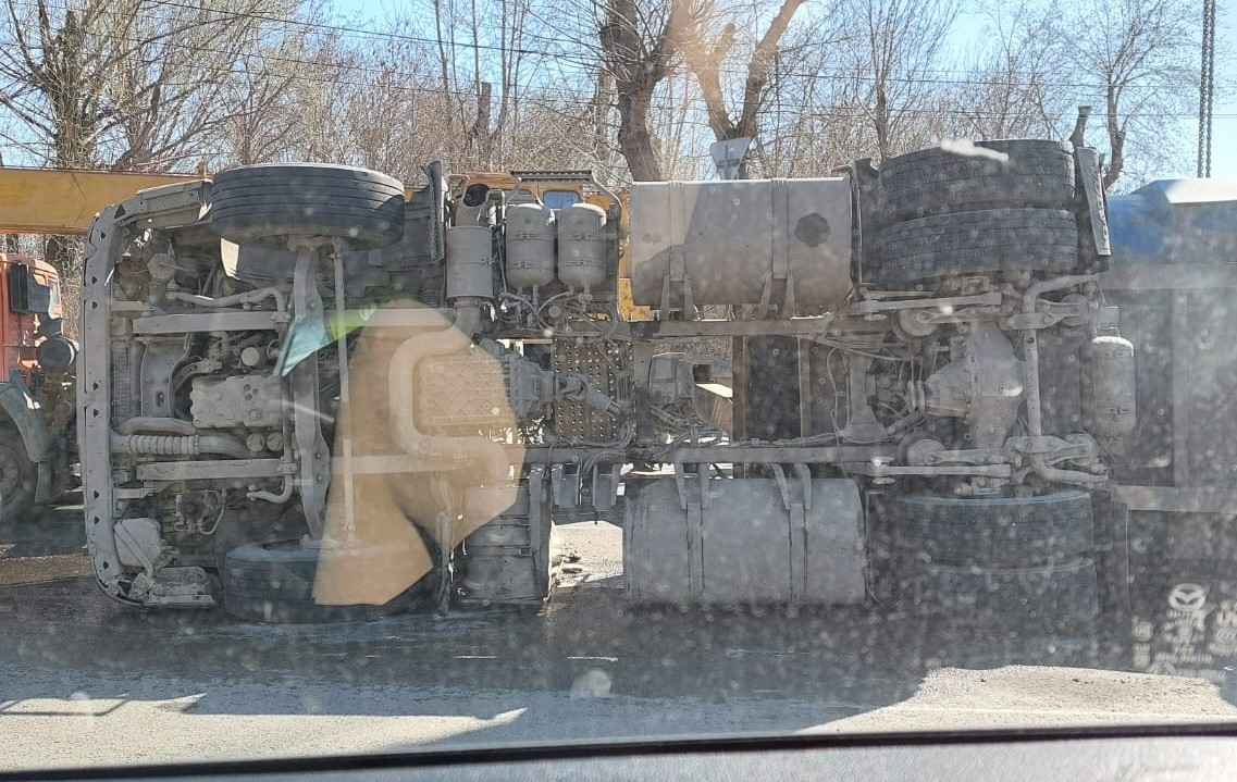 В Челябинске на одном из перекрестков перевернулся Камаз | 23.04.2022 |  Челябинск - БезФормата