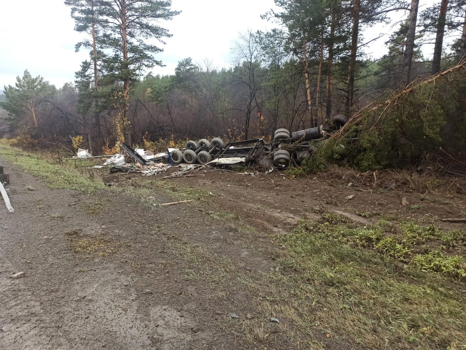 В Катав-Ивановском районе улетел в кювет и перевернулся грузовик, водитель  погиб | 06.10.2023 | Челябинск - БезФормата