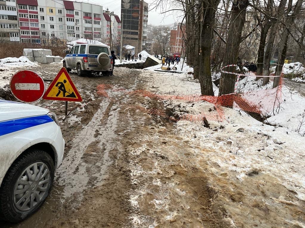 В Златоусте расследуют смертельное падение грузовика на рабочих в траншее |  Урал-пресс-информ