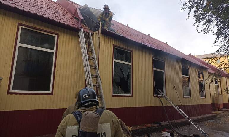 В городе Карталы (Челябинская область) сегодня утром, пятого октября, произошел пожар в одноэтажн