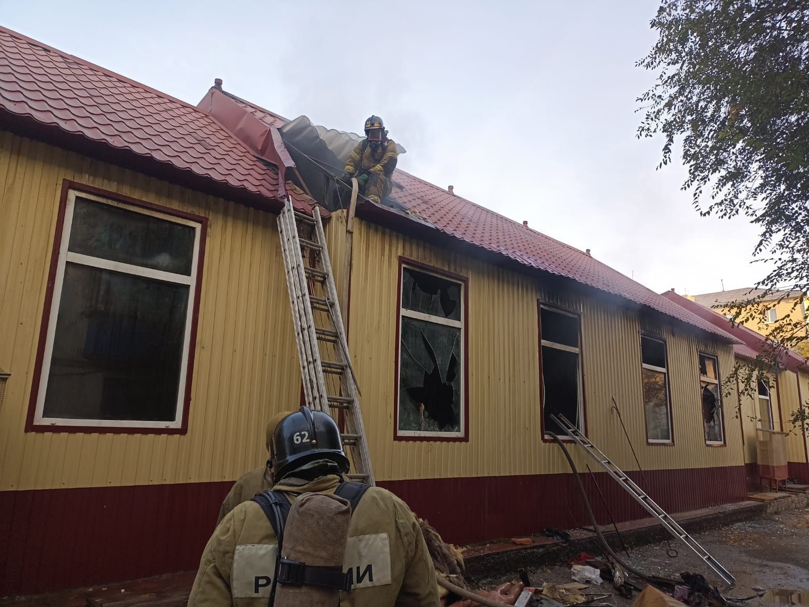 В Карталах загорелся торговый комплекс «Визави» | 05.10.2023 | Челябинск -  БезФормата