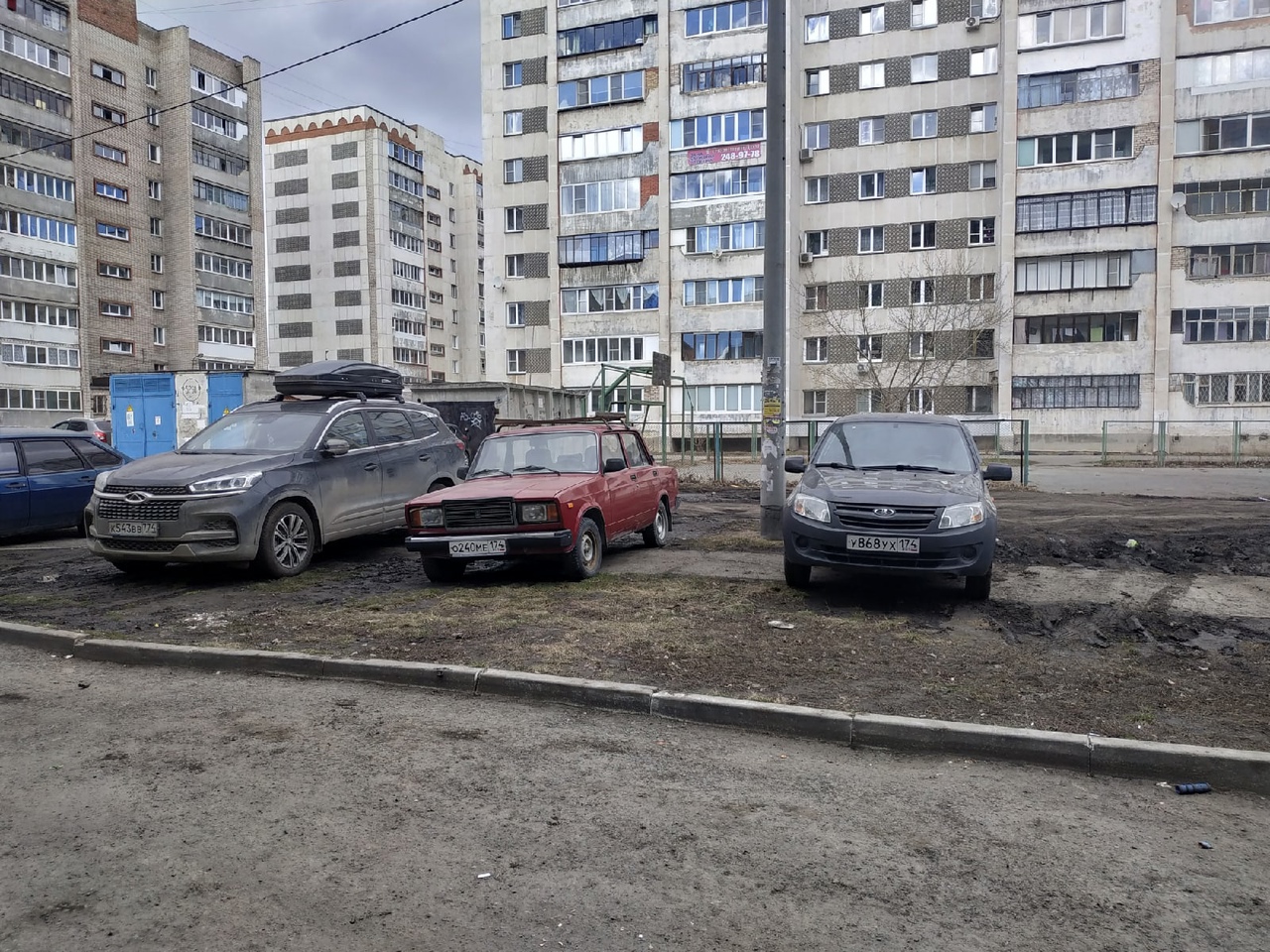 Жители Ленинского района жалуются на «убитую» дорогу во дворе жилого дома |  Урал-пресс-информ