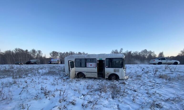 На трассе в Копейске (Челябинская область) сегодня утром, 24 ноября, в ДТП попал автобус с пассаж