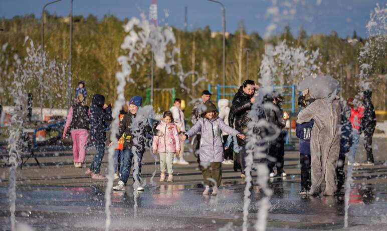 В Карабаше (Челябинская область) открыли сезон фонтанов: на центральной площади города запущен «с