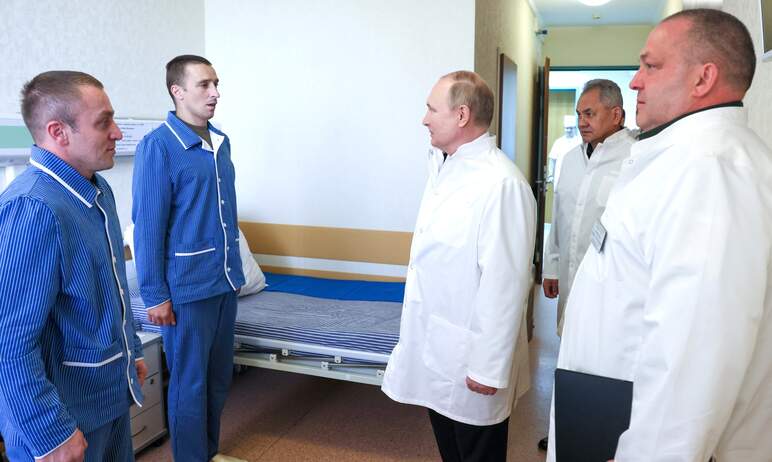 Президент РФ Владимир Путин посетил Центральный военный клинический госпиталь имени П. В. Мандрык