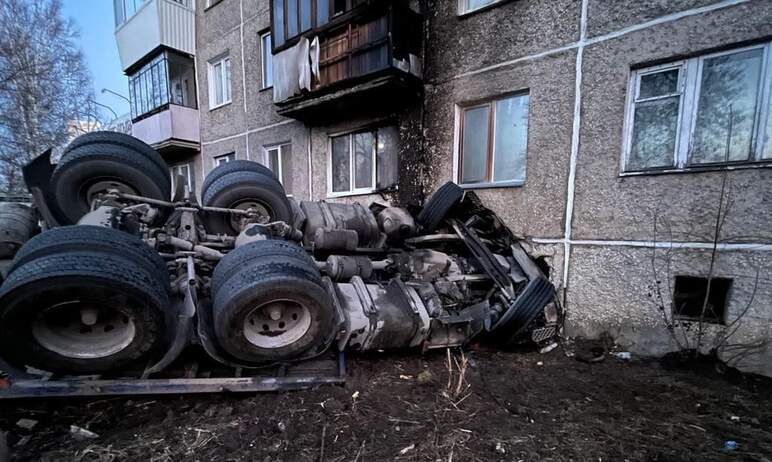 В Златоусте (Челябинская область) сегодня ночью, 13 апреля, водитель автомобиля «Скания» с полупр