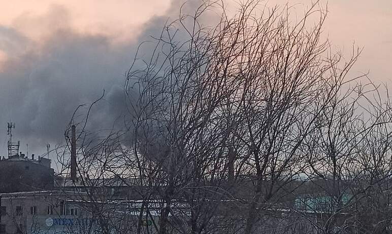 Пожарные Магнитогорска (Челябинская область) борются с серьезным возгоранием на вещевом рынке по 
