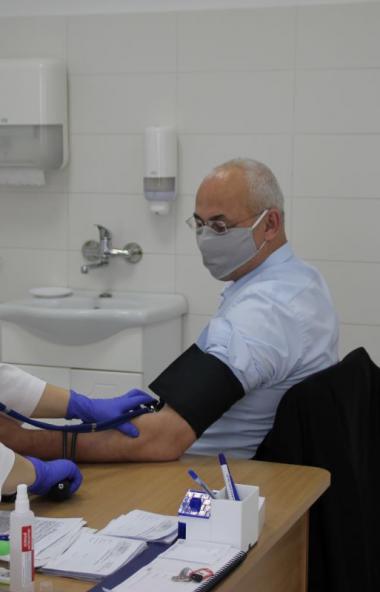 Министр образования и науки Челябинской области Александр Кузнецов поставил прививку от гриппа. В