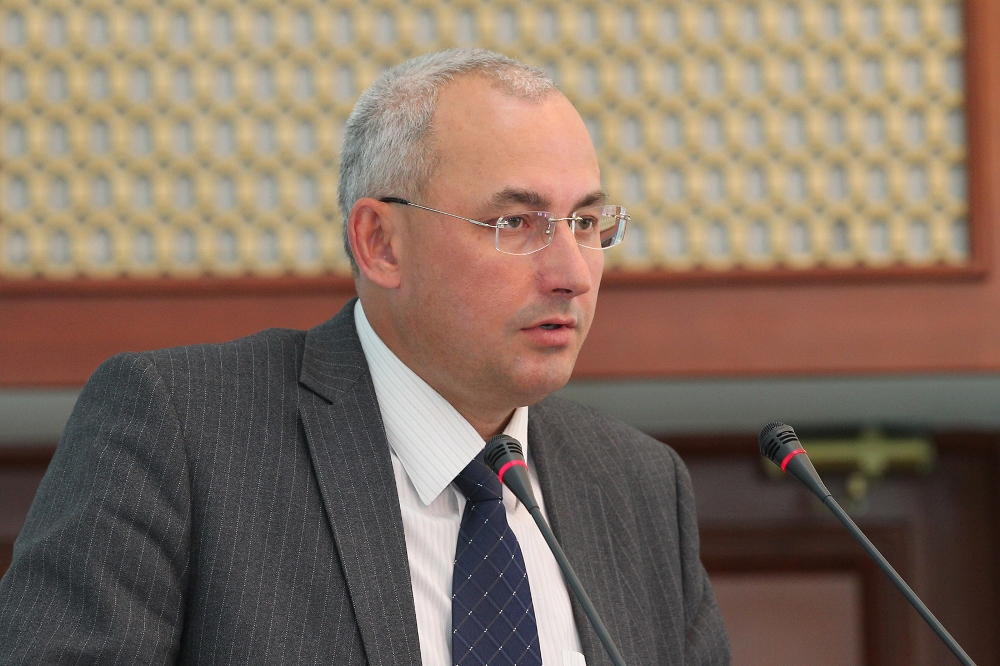 Александр Кузнецов прекрасно разбирается во всех тонкостях педагогической работы, как на учительс