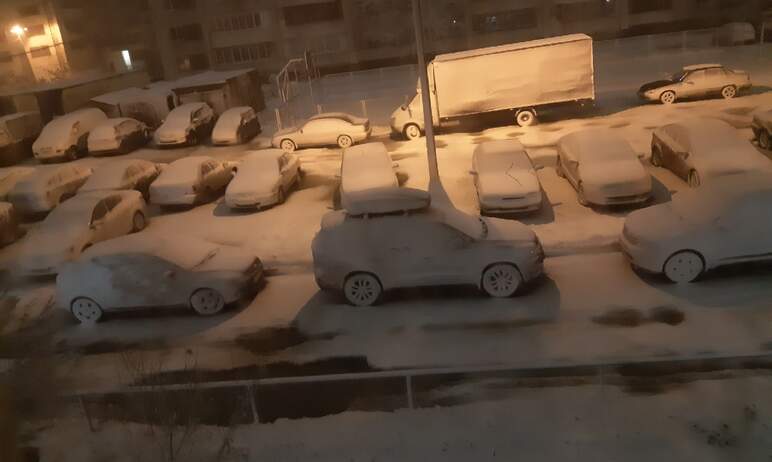 Из-за снегопада многие автомобилисты Челябинска сегодня, 21 октября, не стали садить за руль свои
