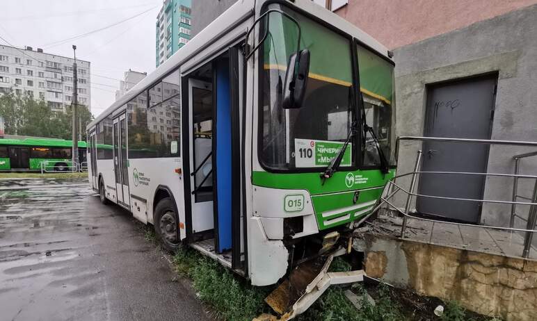 В Челябинске водитель пассажирского автобуса вылетел на полосу встречного движения, протаранил пр