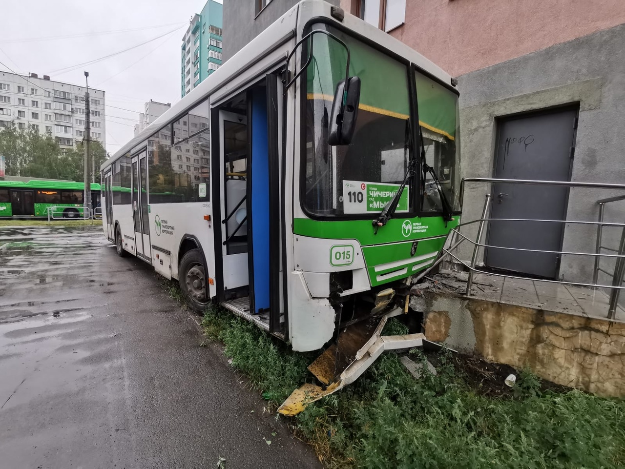 В Челябинске пассажирский автобус врезался в отель «Виктория» | 02.08.2022  | Челябинск - БезФормата