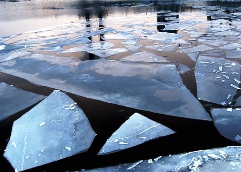 Распиловка льда – один из самых экологичных, безопасных и эффективных методов ослабления ледового