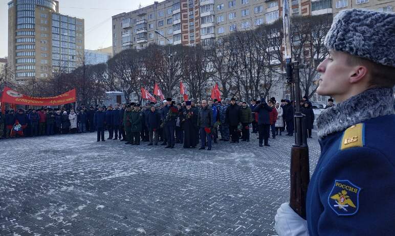 В Челябинске почтили память воинов, отдавших свои жизни за Родину. Митинг у памятника «Доблестным