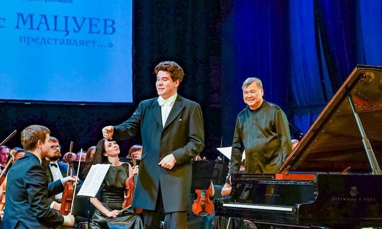 Всемирно известный пианист-виртуоз Денис Мацуев наградит талантливых челябинских детей. Торжестве