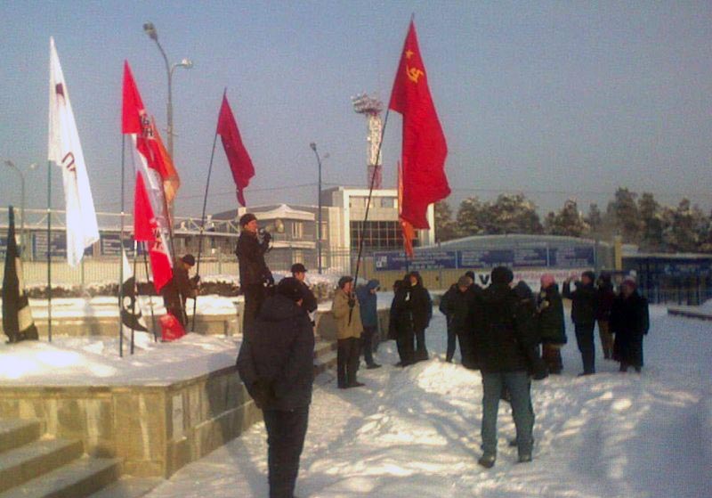 Мероприятие, начавшееся с митинга возле памятника Курчатову, завершилось на Алом поле. В протестн