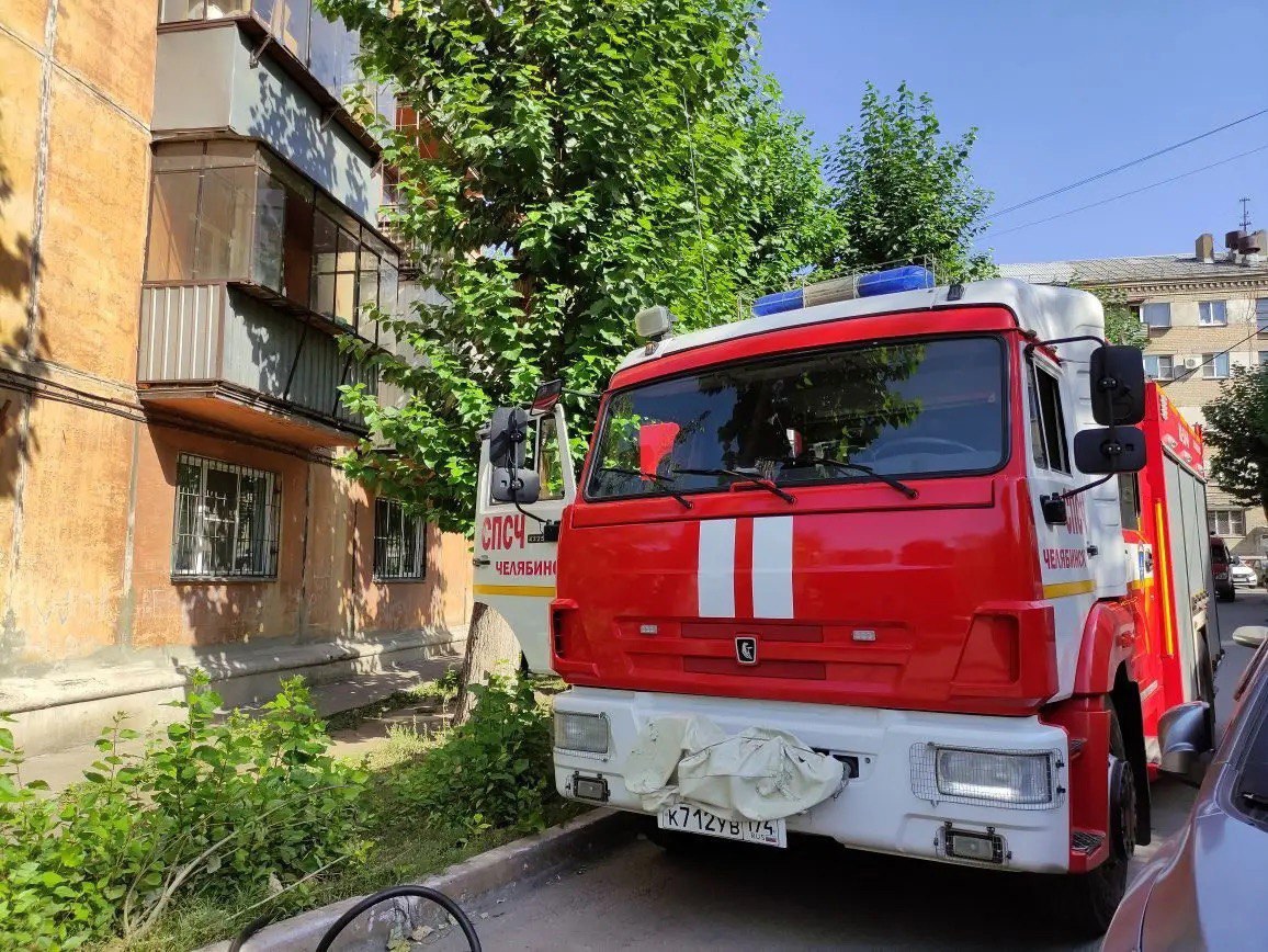 В Челябинске пожарные эвакуировали людей из горящего дома | 01.09.2022 |  Челябинск - БезФормата