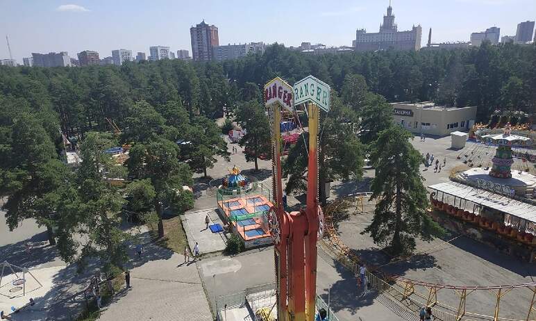 В центральном парке культуры и отдыха имени Гагарина в Челябинске заработали аттракционы.

