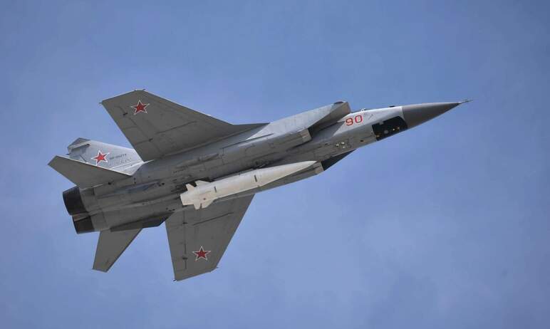 Российские истребители МиГ-31, вооруженные гиперзвуковыми комплексами «Кинжал», начинают на посто
