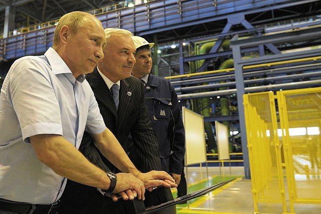 До этого знаменательного события Путин провел встречу с рабочими и руководством завода, а также о