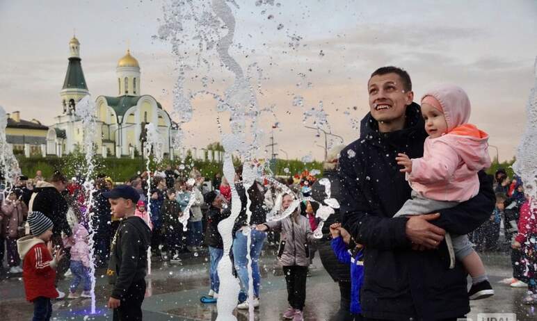 Торжественное открытие фонтанного сезона в Карабаше Челябинской области состоялась вчера, 26 мая.