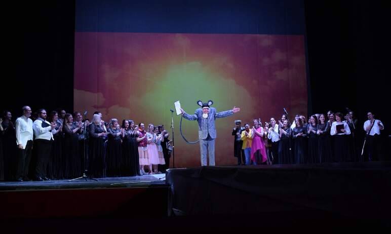 В Челябинском театре оперы и балета им. Глинки накануне, первого апреля, отметили День театра и Д