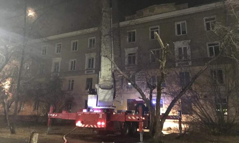 В Копейске (Челябинская область) из-за возгорания кровли в четырехэтажном доме пожарные эвакуиров