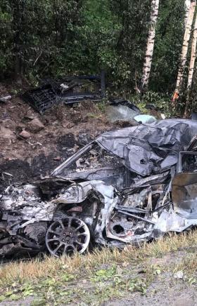 Под Миассом после лобового столкновения загорелись грузовой автомобиль и иномарка. Водитель легко