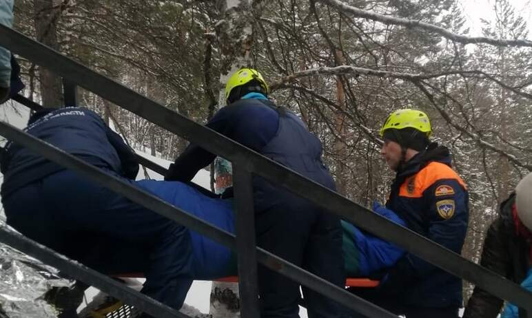 Спасатели Челябинской области в праздники дважды приходили на помощь пострадавшим туристкам, эвак