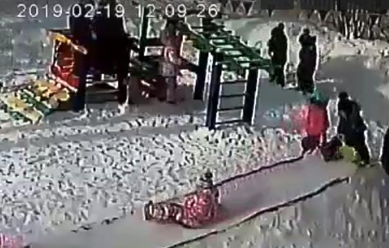 В Златоусте (Челябинская область) маленькая девочка попала в беду во время прогулки в детском сад