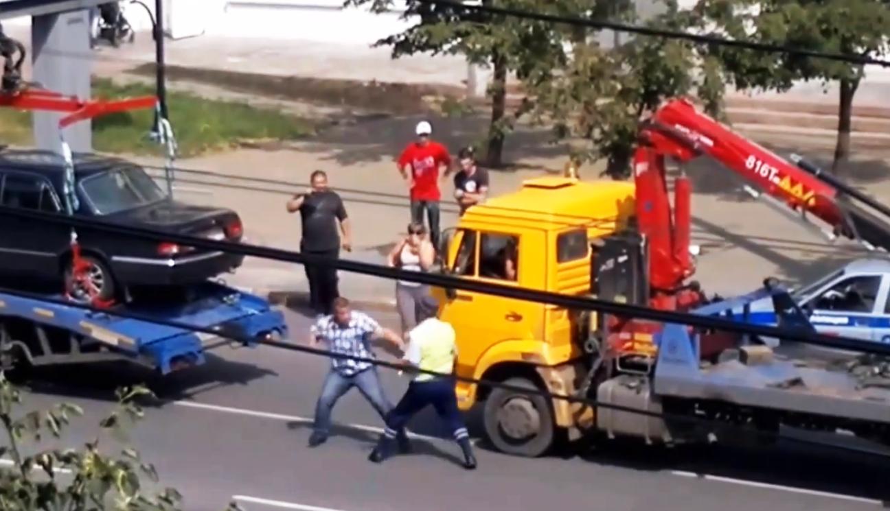 Инцидент произошел в пятницу, 12 июля, напротив остановки «Публичная библиотека». Владелец «Волги