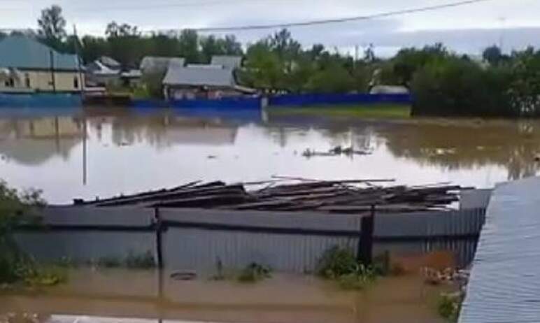 В Аше (Челябинская область) из-за затяжных дождей резко поднялся уровень воды в реках. Многие тер