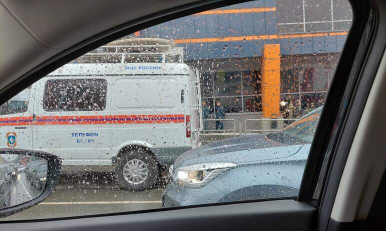 В Челябинске из ТК «Радуга» эвакуировали людей. К месту стянуты силы МЧС, полиции, спасателей и п