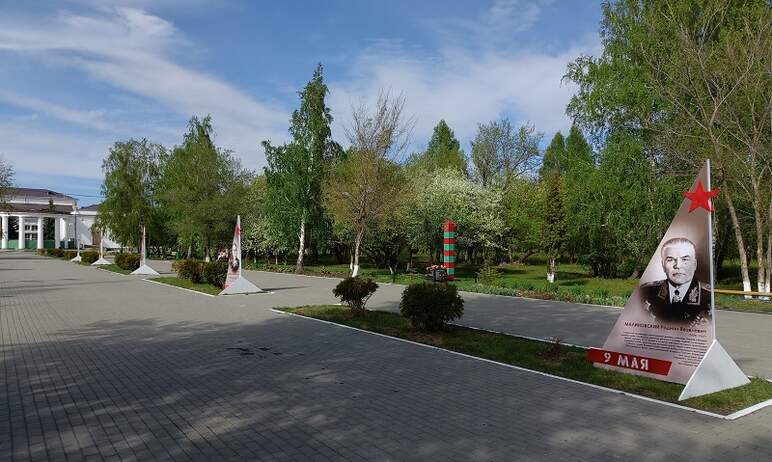 Жителей Коркино (Челябинская область) в парке культуры и отдыха имени Федько встречают маршалы По