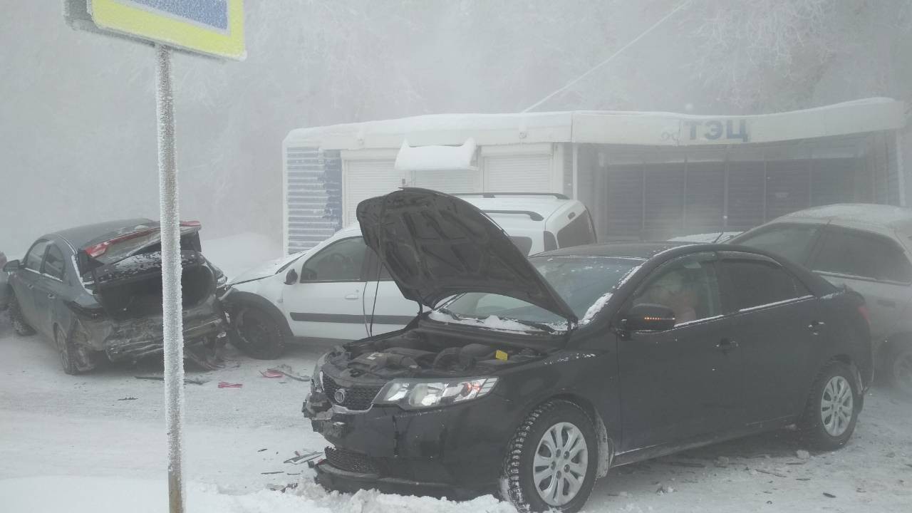 В Магнитогорске во время тумана произошла крупная авария с участием 17  автомобилей | Урал-пресс-информ