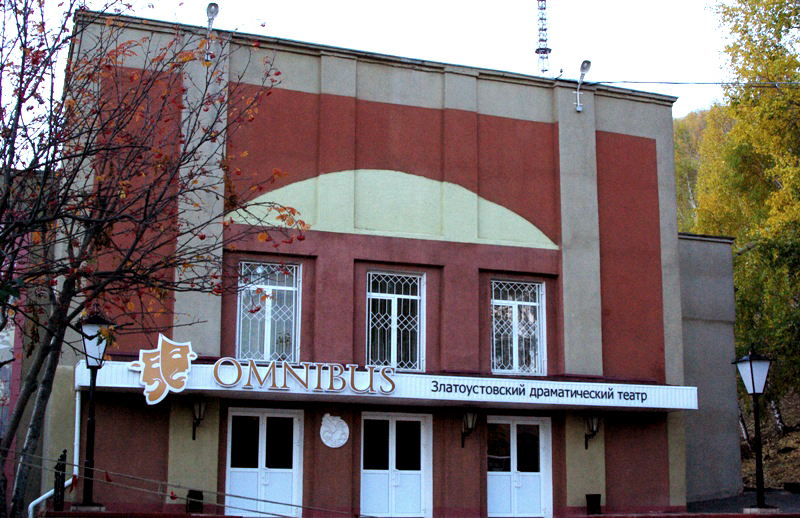  Во время этой благотворительной недели, которая приходится на первые числа мая, театр собирает в
