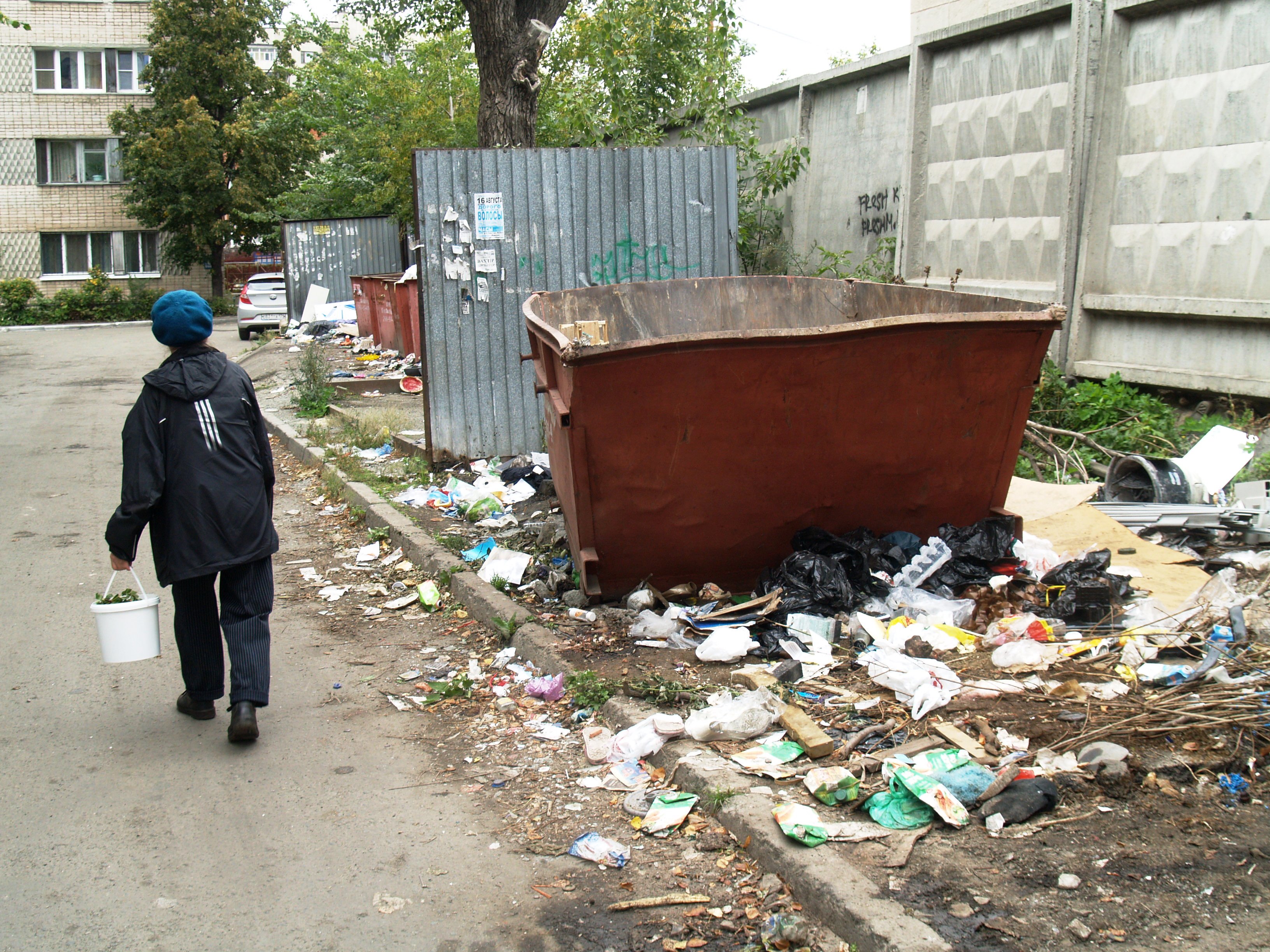 Жильцы двора на улице Овчинникова, дома №6 и №6-А, задыхаются от едкого запаха гниющих бытовых от