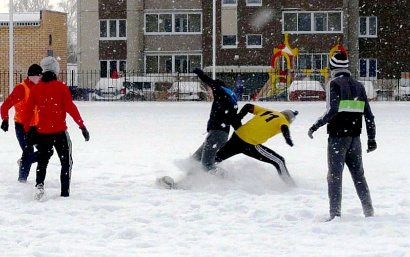 Футбол на снегу на стадионе им. Колющенко был организован силами общественных и спортивных органи