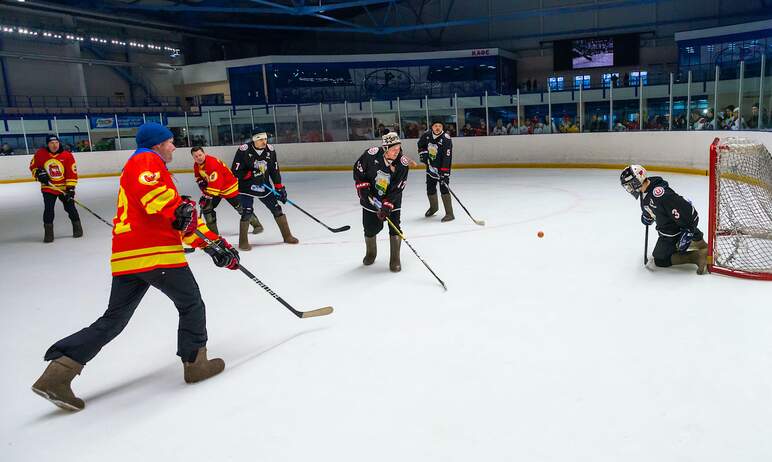 В Челябинске прошёл двенадцатый турнир по хоккею в валенках «Играй по-нашему!», который организуе