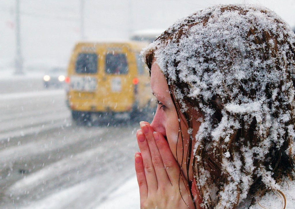 Снежок на дорогу падает. Снег падает на дорогу. Снег падает на всех все падают на снег. Женщина под падающим снегом фото красивые. Снег падает на голову фото.