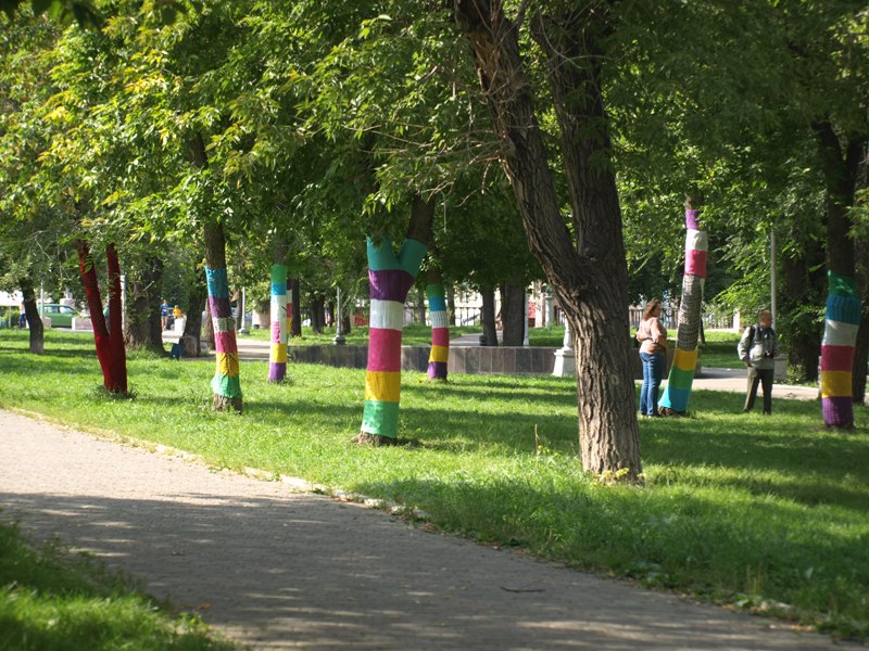 Идею «обвязать» деревья привез из Литвы спикер городского собрания депутатов Александр Морозов. В